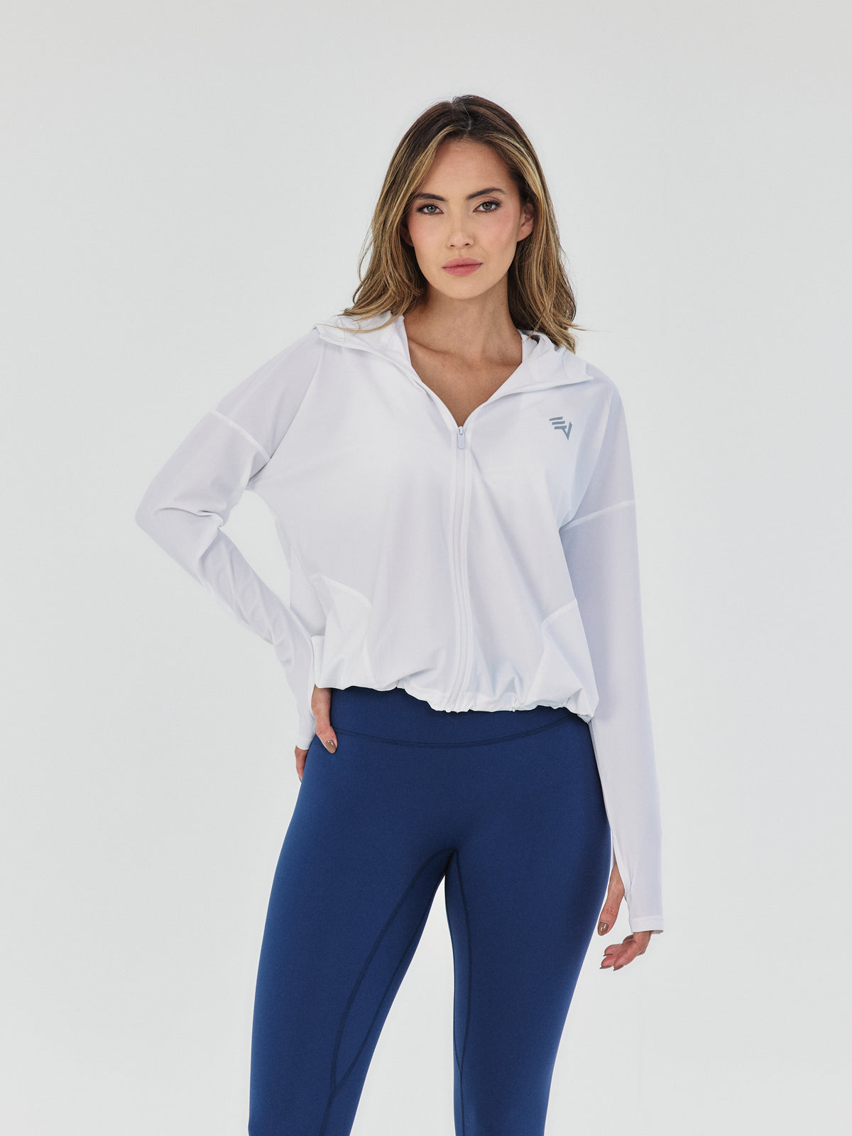 Mujer usando la chaqueta deportiva ligera Escape en color blanco – Empowerwear