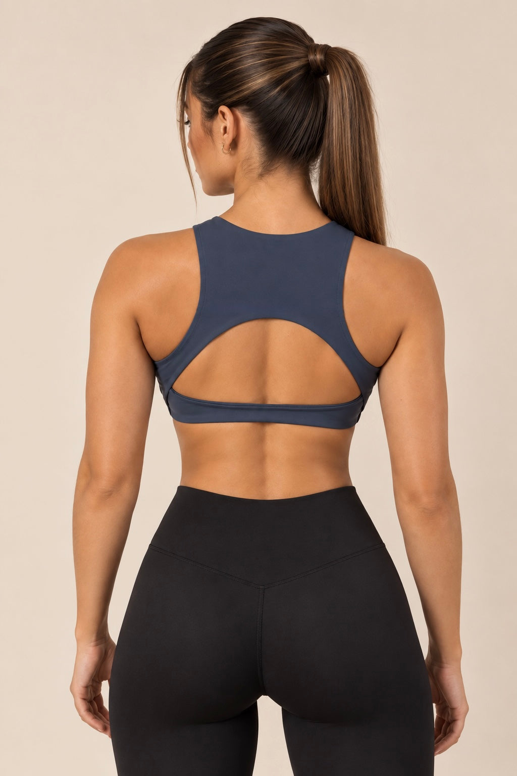 Modelo luciendo el top Nova deportivo – Empowerwear