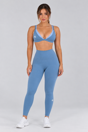 Set Serene, top de tiras y leggings para mujer en color azul – Empowerwear
